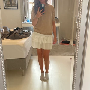 Tröja med kort ärm - En super fin beige/brun tröja med kort ärm, perfekt till hösten nu när det börjar bli lite kallare👌🏼 Strl M men jag skulle säga att den är S💓💓