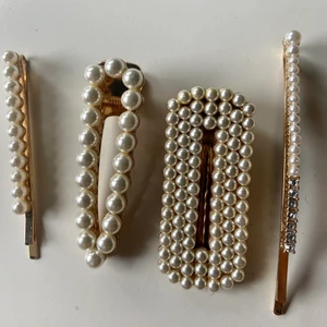 Hårklämmor pärlor guld - Säljer dessa hårklämmor antingen enskilt eller kit, jättefina och oanvända men kommer inte till användning 💛 finns i DM för frågor/bilder , köpare står för frakt 📦 