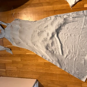 Ny klänning från hm  - Helt ny klänning från hm. Lång ljusblå med knyte i halsen. Nypris 599kr 