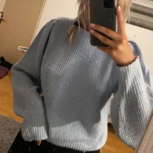 Säljer en blå mysig stickad tröja från monki. I storlek M och säljer för 100kr