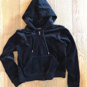 Juicy couture tröja  - Juicy couture, Robertson Classic Velour svart tröja storlek L, aldrig använd, som ny! Köpt för 990kr