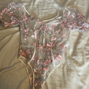 Söt body - En söt body från shein i stl M men skulle nog passa en S bättre. Köparen står för frakt och betalning sker via Swish 