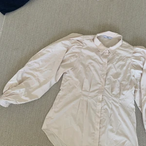 Skjorta/blus  - Blus/skjorta från Ellos. Glansigt tyg, jätte fin. 💓 lite puff armar med knappar i mitten. Insvängd så gör att man får en Nice midja 🤭