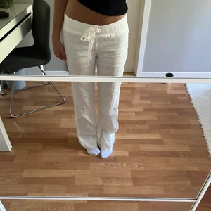 Lågmidjade linnebyxor - Vita linnebyxor med låg midja i storlek xs😊 köparen står för frakten. Budgivningen slutar på fredag istället❤️