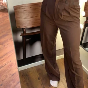 Kostymbyxor Bikbok - Bruna kostymbyxor i storlek 38, väldigt långa på mig som är 169