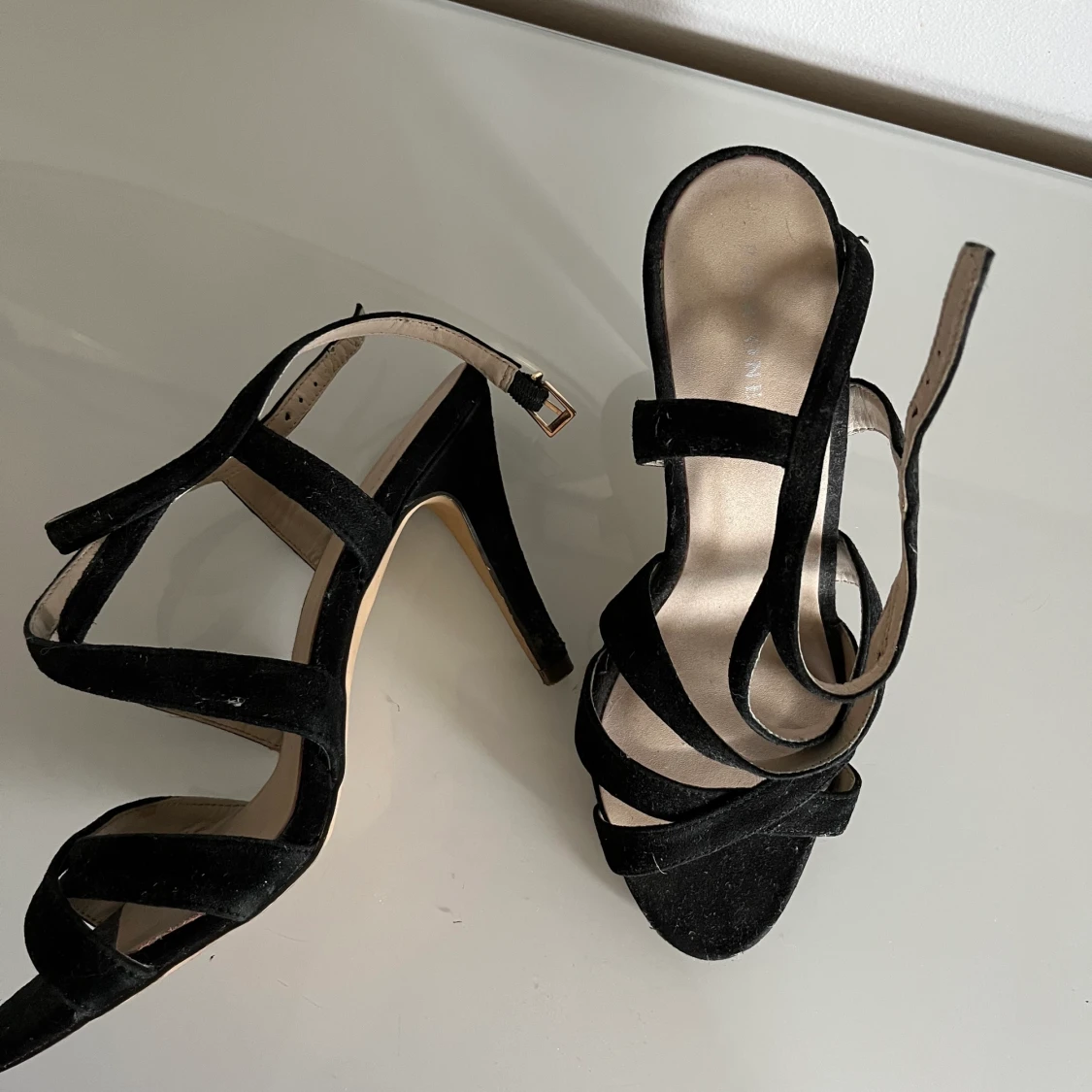 Högklackade skor i strl 38 - 90