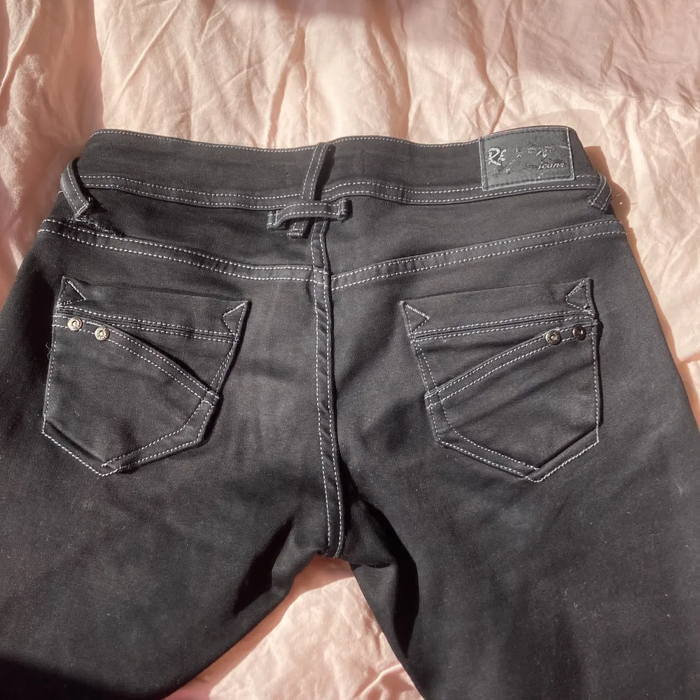 Säljer dessa fina jeans då dom inte passar mig längre💕 köpte dom från en second hand för ett tag sen💕 dom har ett litet hål som inte syns kan skicka bild på det om du är intresserad 💕. Jeans & Byxor.