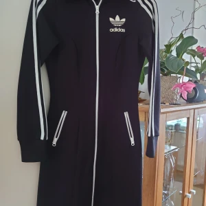 34-38 - Skit fin Adidas klänning. Säljer den för är ej min stil längre.  Kan användas som kofta också