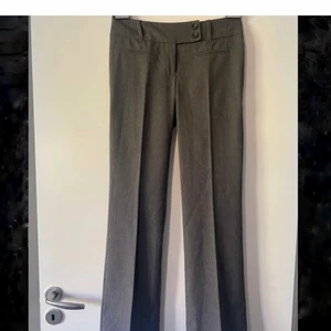 Lågmidjade kostymbyxor - Jättesnygga lågmidjade kostymbyxor köpa second hand. Storlek: 36. Midjemått: 72cm. Innerbenslängd: 86cm ⚡️ första bilden är lånad! 