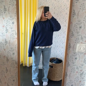 Weekday jeans! - ❌INTRESSEKOLL❌Jätte fina weekday jeans köpta i vintras. Väl använda men inga tecken på det. Dem är i storlek 26/32 och skulle säga att dom passar storleken 34-36🤩🤩🫶🫶