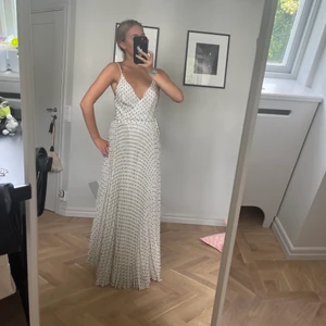 Somrig långklänning 🌸 - Säljer denna så fina långklänningen från HM!! Älskar den men den är tyvärr för stor.. Köpt för typ 700 säljer för 400 🌸