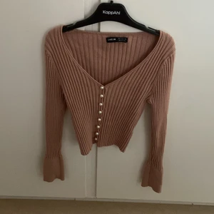 Tröja - Tröja från shein som passar med ett bar byxor. Färgen på tröjan är typ beige rosa men mest beige