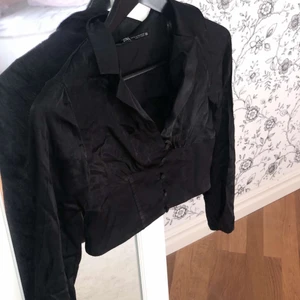 Festtopp zara - Svart silkes topp som passar perfekt till fest eller middagar. I storlek xs och stängs med knappar på bröstet. Säljer då jag inte använder den längre❤️