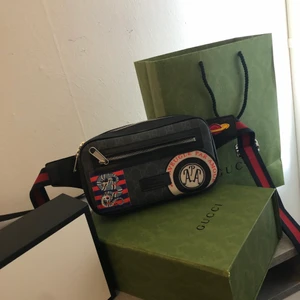 Gucci belt bag - Gucci belt bag, slutsåld överallt speciellt denna modell det är en Gucci belt bag speciell ediotion säljs för 800kr snabb affär säljer snabbt inga bud endast 800