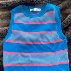Zara topp - Denna toppen kommer ifrån Zara och är i storlek L, liten i storleken men jätte söt. Säljer pga inte min stil. ❤️Köptes för ca 150 men säljer för 99( frakt tillkommer).