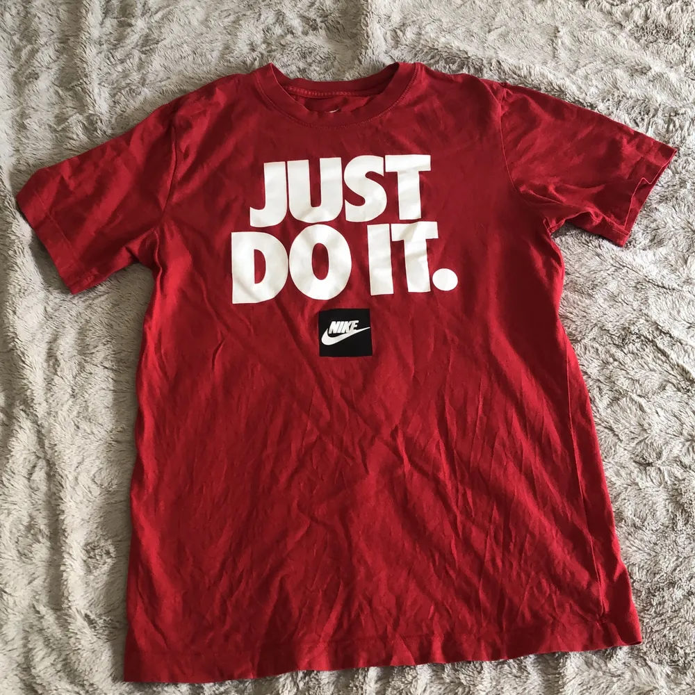 Röd t-shirt från Nike.🔥💯 Storlek S.. T-shirts.