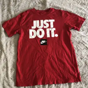 Röd t-shirt från Nike.🔥💯 Storlek S.