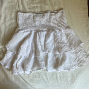 Vit volangkjol - Fin och trendig volangkjol köpt från shein. Knappt använd.💓