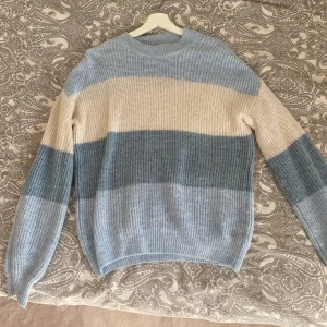 Gullig tröja - Gullig tröja från nakd. Storlek XS men är oversized på mig som vanligtvis har S