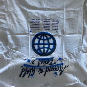 Hov1 t-shirt köpt på konsert i Uppsala med coolt tryck på ryggen som visar Around The World Tour.   ( min personliga favorit merch)  Säljer för 150kr + frakt ( kan mötas upp i Uppsala)  Original pris - 300kr 