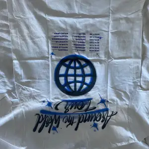 Hov1 t-shirt köpt på konsert i Uppsala med coolt tryck på ryggen som visar Around The World Tour.   ( min personliga favorit merch)  Säljer för 150kr + frakt ( kan mötas upp i Uppsala)  Original pris - 300kr 