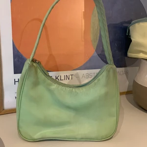 Monki väska  - Säljer min fina monki vöska väl andvänd därav priset! Köptes för 159kr! Ej spårbar frakt 