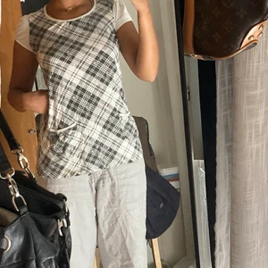 Lång t-shirt - Lång rutig t-shirt med ficka