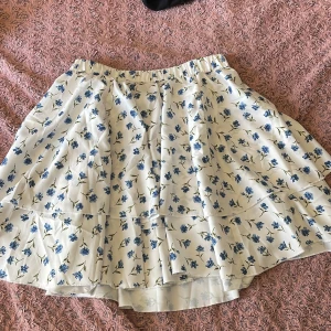 En fin somrig kjol från shein  - Jag säljer fin en skönt och oanvänd somrig kjol. Den har superskönt material och är bekväm. Lätt och matcha till och poppis på hemsidan:)