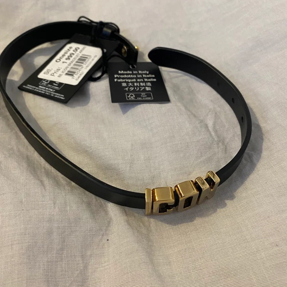 Dsquared2 armband som är köpt på Nk. Jätte fint skick och aldrig använd utan bara testad. Prislappen sitter kvar och allt. Originala priset är 2000 men jag säljer den för 1500 men kan tänkas sänka. Skriv om ni har några frågor!. Accessoarer.