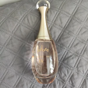 DIOR Parfym, J'adore Eau de Toilette, 100 ml - Denna Dior parfym är använd fåtal gånger och luktar ljuvligt, men kommer tyvärr inte till användning. Originalpris 1300kr på Kicks, här får ni över 50% rabatt. Köparen står för frakt. Skriv gärna till mig för fler bilder eller andra frågor! ❤️