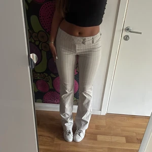 kostymbyxor - Kollar intresset på dessa skit coola, slutsålda, kostymbyxor💞❤️‍🔥🙌🏼 Så fin modell med låg midja, även lite stretchigt material vilket gör att dom sitter superbra på!! 💓 