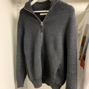 Mango stickad tröja  - Köpt på mangos hemsida och är i bra skick. Den har även två fickor. Ordinarie pris: 800kr