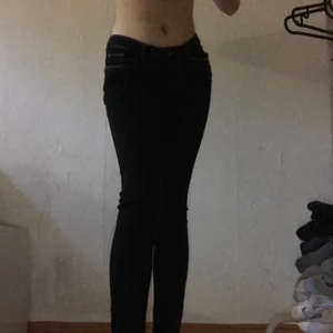 Super Skinny Jeans - Dm för bättre bild/Dm for better pictures. High waisted 38 size/Storlek  Fri frakt/ Free Shipping Har bara blivit används i den här bilden bilden/ Har bara blivit används i den här bilden.  