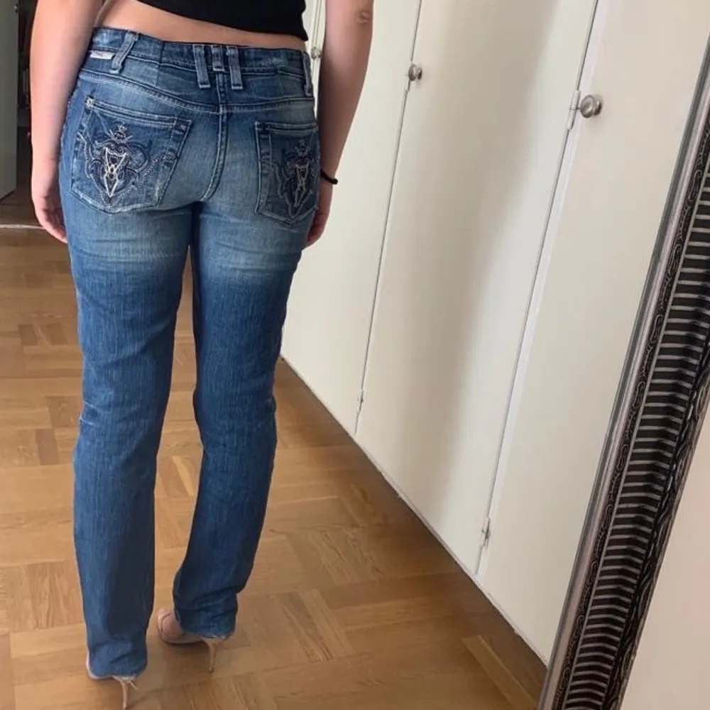 Sjukt snygga lågmidjade jeans med detalj. 3 000 nypris, sitter perfekt för mig som är 162 https://www.jbrandjeans.com/. Jeans & Byxor.