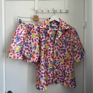 Sandro - Smiley linen set - Ett matchande set från Sandro i linen i storlek 36. Köpta på Sandro Stockholm för ett år sedan men knappt använt. Fint skick!  nypris  Skojorta 2600kr Shorts 1800kr