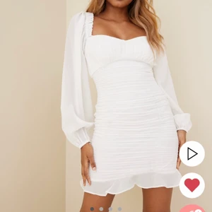 Klänning vit  - Säljer min fantastisk fina studentklänning. Klänningen är från Nelly. Ordinarie pris 599kr. Använda en gång och i fint skick. 