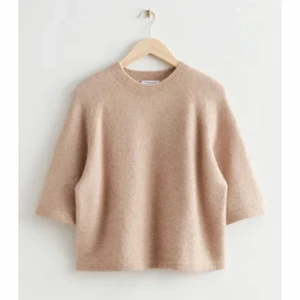 Boxy Alpaca Knit T shirt - !!KÖP DIREKT FÖR 480 VINNAREN AV BUDGIVNINGEN VILLE INTE HA!!Säljer denna super super snygga tröjan från & other stories som nästan alltid är slutsåld, även nu. Säljer bara pågrund av att jag råkade beställa två, annars hade jag behållt 100%. Prislappen är kvar och den är aldrig någonsin använd 💓💓💓 