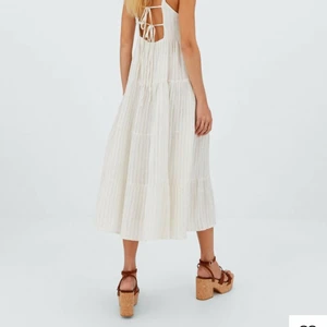 långklänning - säljer världens finaste långa klänning som är såå snygg med en stickad tröja över!! den är helt oanvänd med prislapp kvar