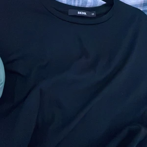 Bik bok svart tröja med öppen rygg - Likadan tröja som den gröna och beiga öppen rygg med knyten använd bara 1 gång från 250 till 160