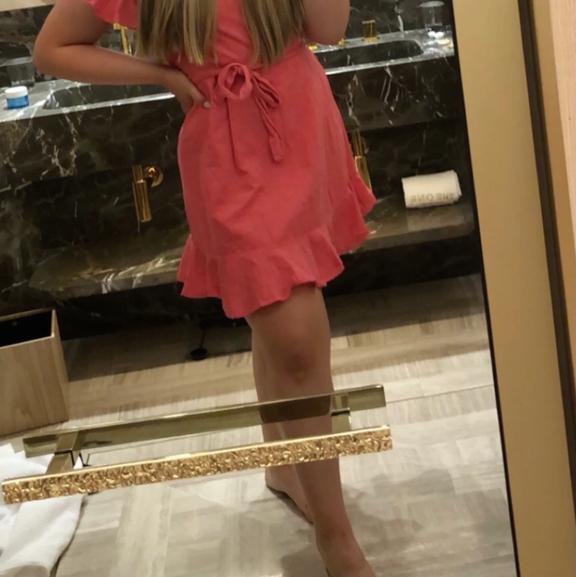 Klänning med knytning i midjan