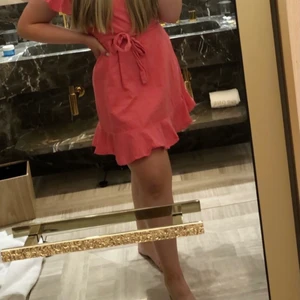 Klänning med knytning i midjan - Super söt klänning, använd 1 gång! Nyskick 