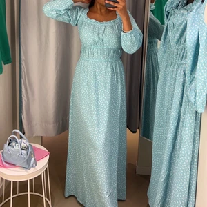 Ljus blå klänning  - Köpte den för en vecka sen från hm och använt två gånger, har fått så många komplimanger för klänningen verkligen en sommardröm 