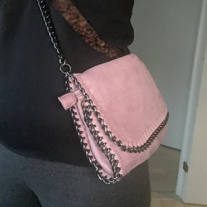 Jättegullig rosa väska! - ‼️Intressekoll‼️på min Stella Mccartney liknade väska i ljusrosa! Supergullig och får plats med det nödvönsigaste! Har både dragkedja och knappar som förslutning!! Perfekt nu till skolstarten och hösten❤️‍🩹❤️‍🩹Köp direkt för 300🫶🏼eller buda från 250!!