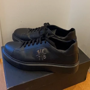 Philipp plein skor, low nappa leather  - Philipp plein skor,low nappa leather. Helt nya och aldrig använda, skorna har inget slitage alls och har kvar både låda o påse