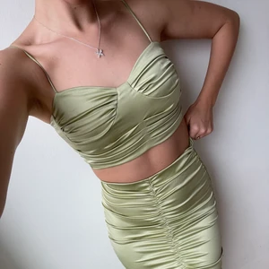 Siden grönt Set från Gina 💚 - Så fint Two Piece-Set från Gina! 💚 Jag är 1,70 och har stl S i både top & kjol. Väldigt bra skick! 