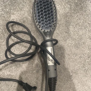 Värme borste - En hår borste som plattar håret från Tristar, knappt använd och är i toppen skick ❤️ nypris: 350kr