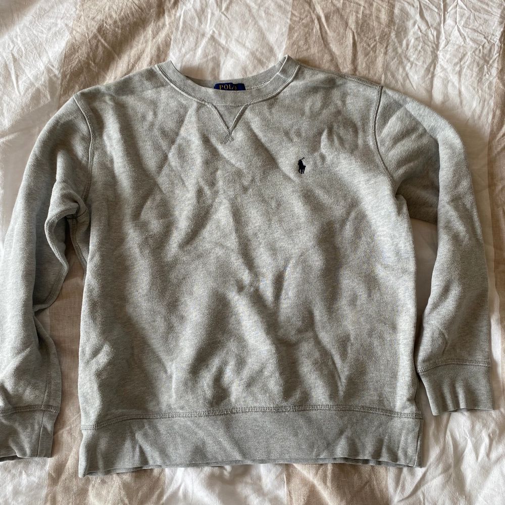Grå sweatshirt från Polo Ralph Lauren, unisex i storlek XS/XXS. Inte i nyskick men har inga defekter eller skador. Tröjor & Koftor.