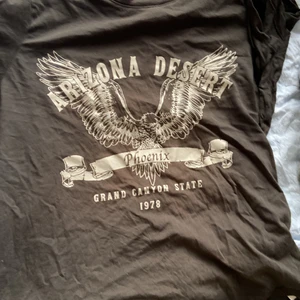 T-shirt med tryck  - T-shirtwfrån Gina tricot. Köpt förra året tror jag ! Använd flera gånger har ett pyttelitet hål längst ner men syns inte! (Kontakta för bild