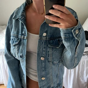 oversized jeansjacka  - så snygg oversized jeansjacka ifrån bikbok i storlek XS, sparsamt använd och i mycket fint skick!! 💕💕