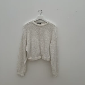 Stickad tröja - Vit stickad tröja från Bershka i strl S